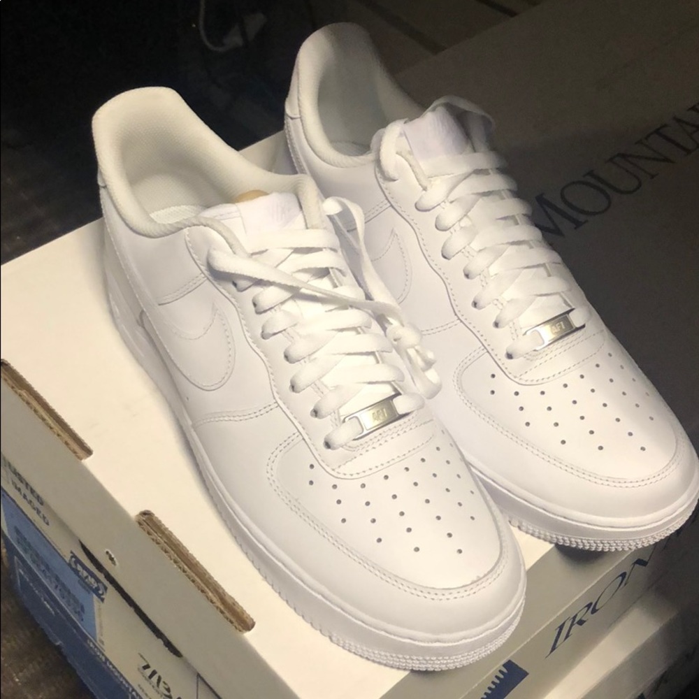 *NEW*MEN 10.5 AIR FORCE 1 - TWO LEFT SHOES